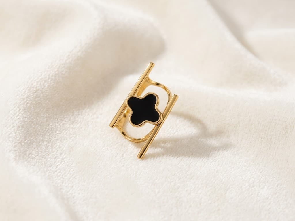 THE ECLIPSE CLOVER RING